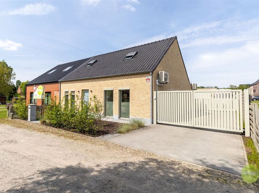Prachtig gerenoveerde instapklare woning met tuin en ruime garage in Mol<br />
Deze stijlvolle woning is rustig gelegen in het groene Wezel, een deelg
