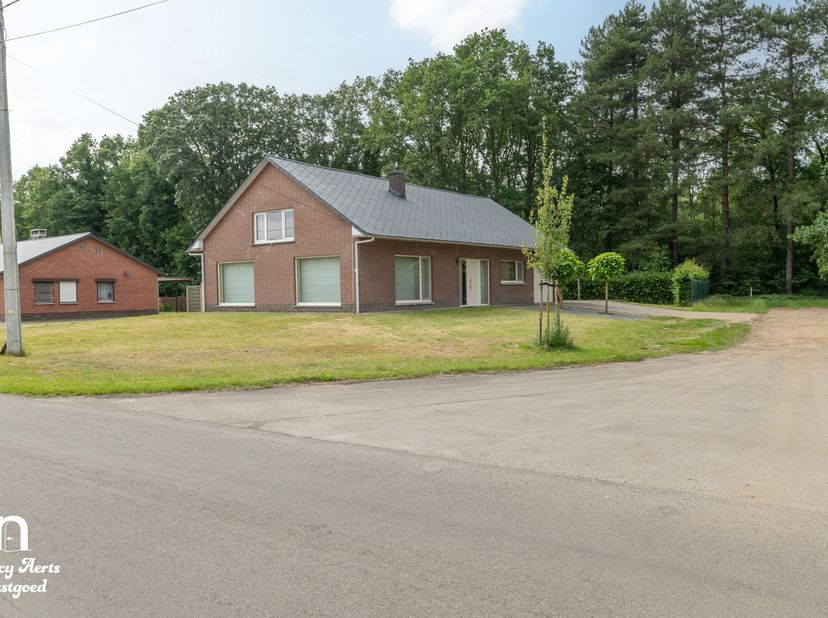 Op een uitzonderlijk rustige locatie in Beverlo, pal aan de bosrand, bevindt zich deze verzorgde gezinswoning. Hier woon je in alle rust, omgeven door