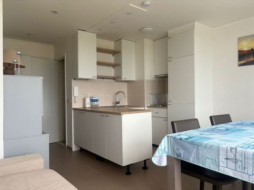 Zonnig appartement met 2 slaapkamers te huur op jaarbasis!<br />
Geniet van op de 6de verdieping van een mooi uitzicht op het hinterland, ook ben je