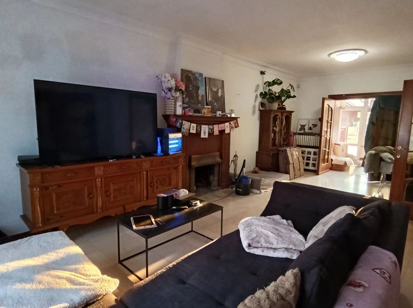 Deze ruime gezinswoning op de Steenweg 222 in Gingelom staat te huur.<br />
Bij het betreden van de woning kom je terecht in de inkomhal die toegang b