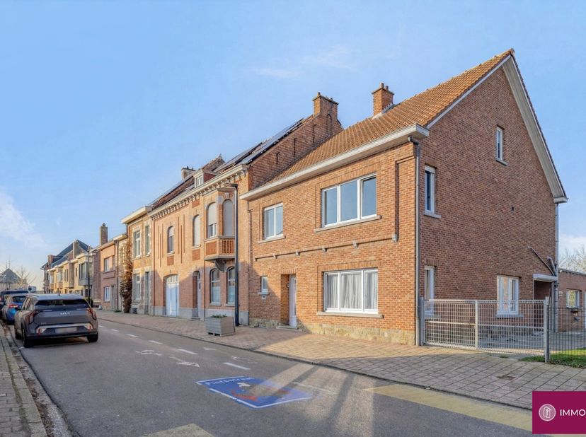 Ruime woning met 4 kamers én garage in centrum Kampenhout! Indeling gelijkvloers: inkomhal, woonkamer met eetplaats, keuken, grote slaapkamer, 2 bergi