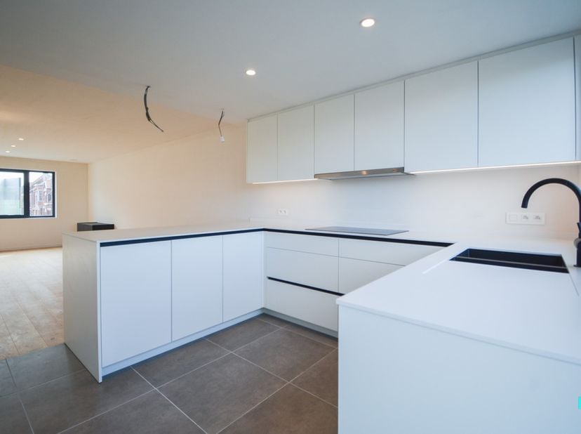 Ontdek dit lichtrijke, energiezuinige appartement met inpandige garage op de eerste verdieping van een zeer rustig gebouw (bestaande uit twee wooneenh