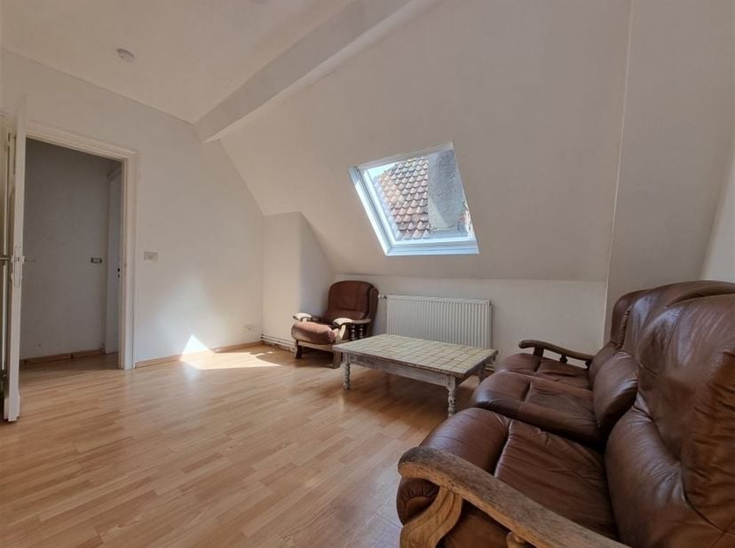 Appartement une chambre situé en face de la Cathédrale au 4ème étage de la résidence, exclusivement pour étudiant ! <br />
<br />
Composition :<br /