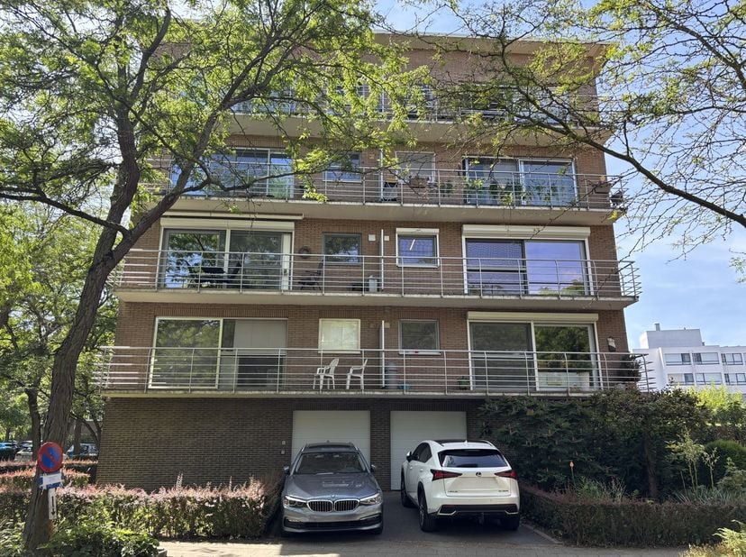 Op zoek naar een goed gelegen en recentelijk gerenoveerd appartement met 2 slaapkamers en autostaanplaats in het hartje van Leuven? Dan is dit zeker e