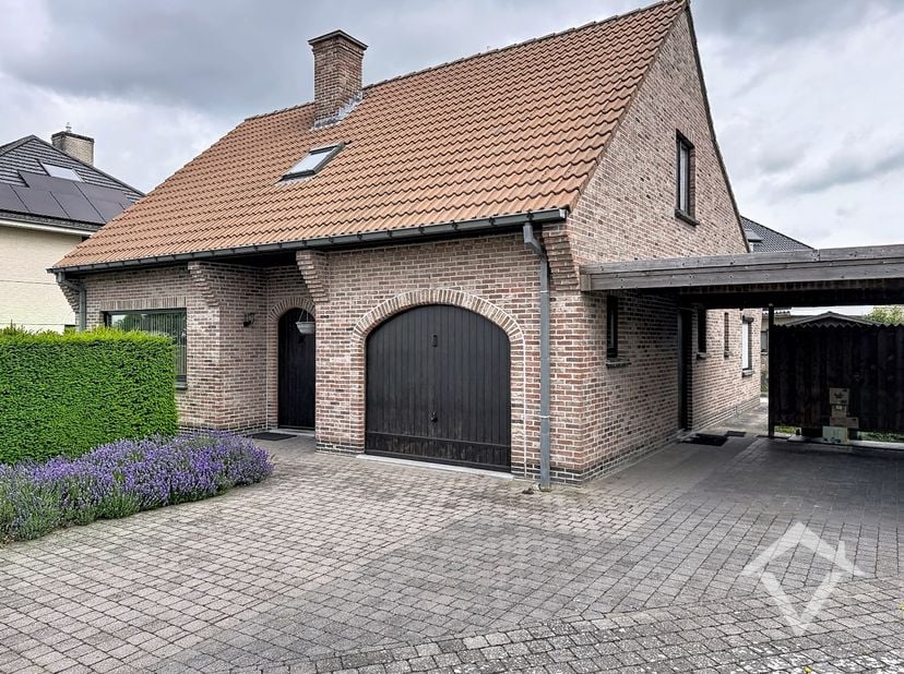 Bent u op zoek naar een verzorgde woning met voldoende ruimte, een praktische indeling en een rustige ligging? Dan is deze charmante gezinswoning in S