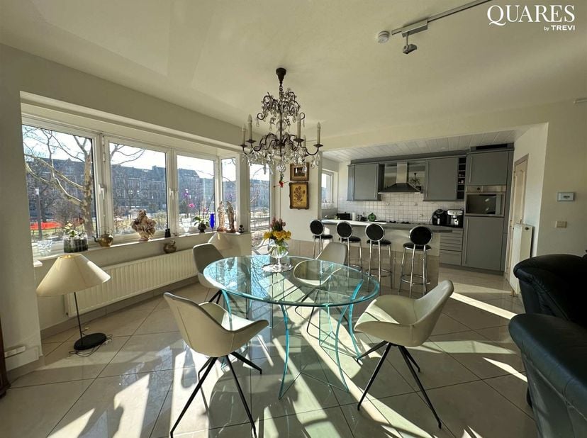 Quares - TREVI Groep presenteert :<br />
Ruim gemeubeld appartement met zicht op het Zuidpark en aangenaam terras.<br />
Indeling: Men betreedt het ap