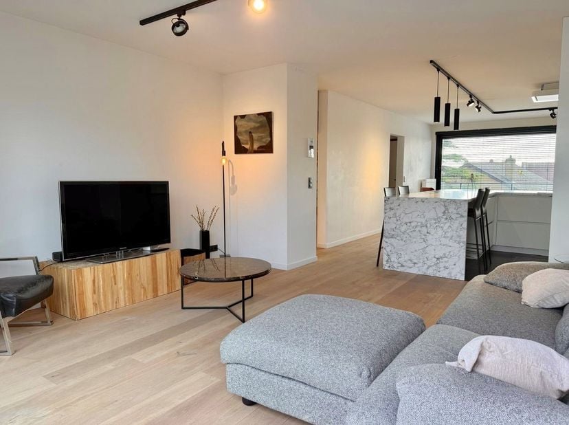 Dit duplex appartement bevindt zich in Oostduinkerke dorp, vlakbij de winkels en het openbaar vervoer. Indeling: inkomhal, gastentoilet; zeer ruime op