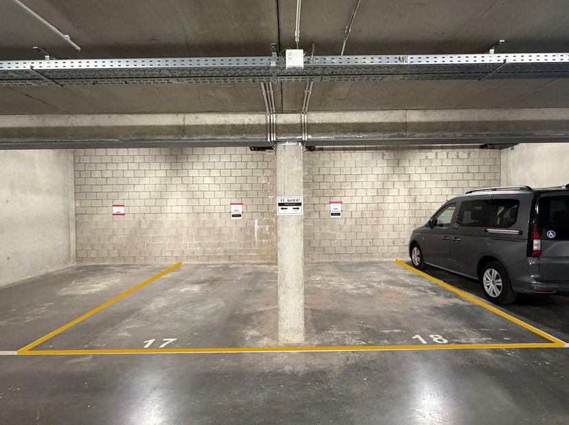 Garage te koop in Busweg 14 bus 31,
                    3600 Genk