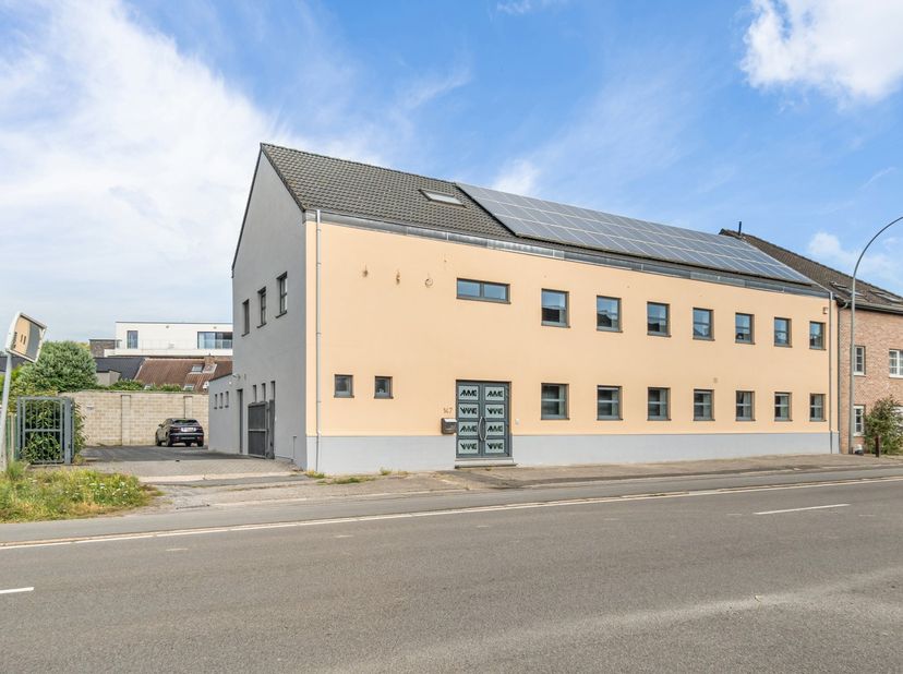 Dit&amp;nbsp;ruim en uitstekend onderhouden handelspand/kantoorgebouw (momenteel verhuurd) is ideaal gelegen aan de&amp;nbsp;Aarschotsesteenweg te Wezemaal, o