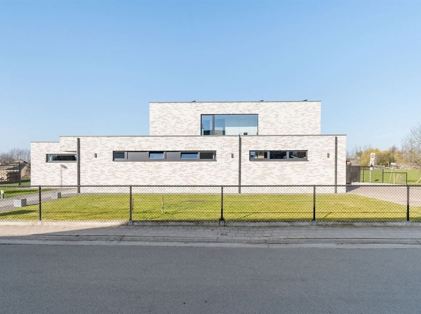 Omgeven door groen en een prachtig, rustgevend uitzicht... <br />
Deze lichtrijke villa biedt u alle comfort en een praktische indeling.<br />
De woni