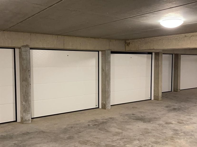 TE HUUR – GARAGEBOX / OPSLAGRUIMTE IN LANAKEN – VLAK BIJ MAASTRICHT<br />
<br />
Garagebox te huur in een nette en goed onderhouden ondergrondse parke