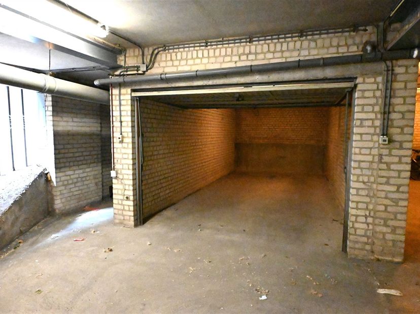 Deze ondergrondse garagebox is gelegen op de -1 van 'Residentie Oidipoes' in de Capucienenstraat te Hasselt. <br />
Op wandelafstand van het centrum