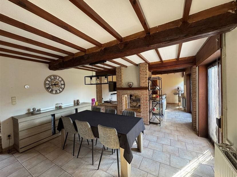 Superbe maison 4 façades, érigée sur une parcelle de 14 ares 85ca, sise à Wiers. <br />
Le bien comprend au rez-de-chaussée : un hall d'entrée, un spa