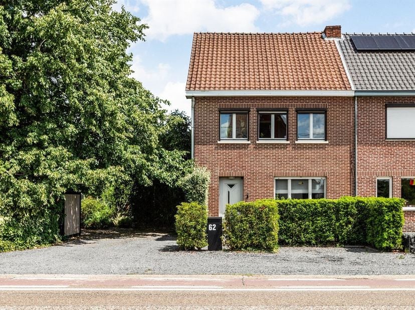 Gelegen aan de Beringersteenweg 62 in Zonhoven geniet deze instapklare halfopen bebouwing van een uitstekende bereikbaarheid. Het centrum van Zonhoven