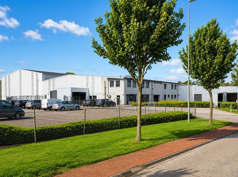 UITZONDERLIJK LOGISTIEK BEDRIJFSCOMPLEX MET KOELMAGAZIJNEN, 10 DOCKSHELTERS, KANTOREN EN CONCIËRGEWONING OP 1,48 HA<br />
Op een uitstekend bereikbare
