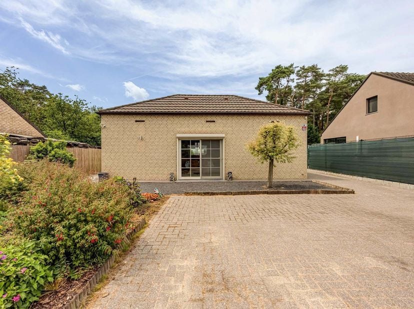 Vakantieverblijf met 1 slaapkamer op een perceel van 654m². EPC E-label (474 kWh/m²). <br />
<br />
Ligging: Gelegen op een zeer rustige locatie in ee