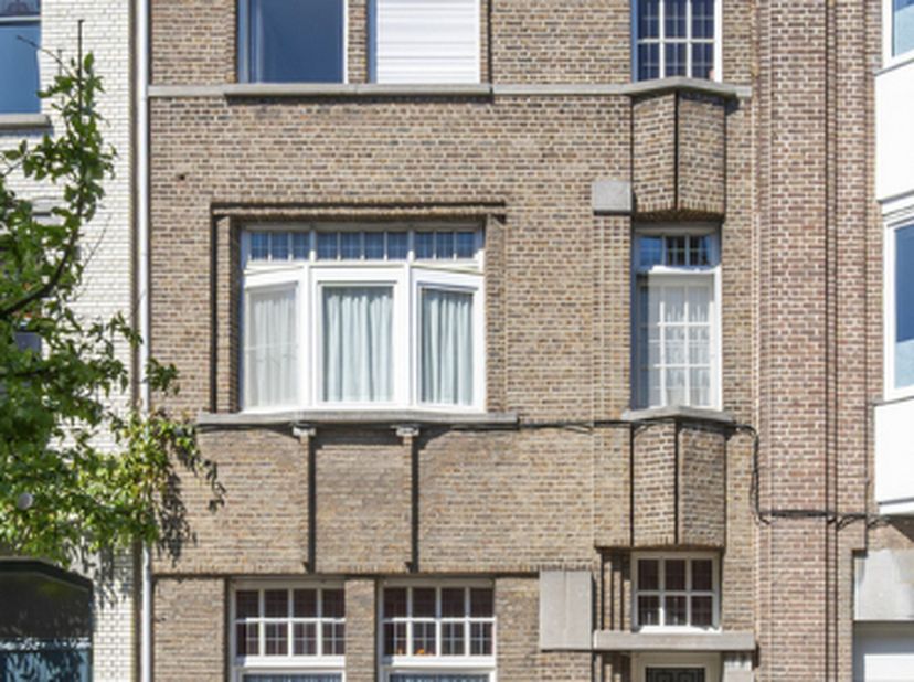 PRACHTIGE INTERBELLUM EIGENDOM IN EEN VAN DE MOOISTE STRATEN VAN DE STAD<br />
In een van de mooiste straten van Sint-Niklaas bevindt zich deze pracht