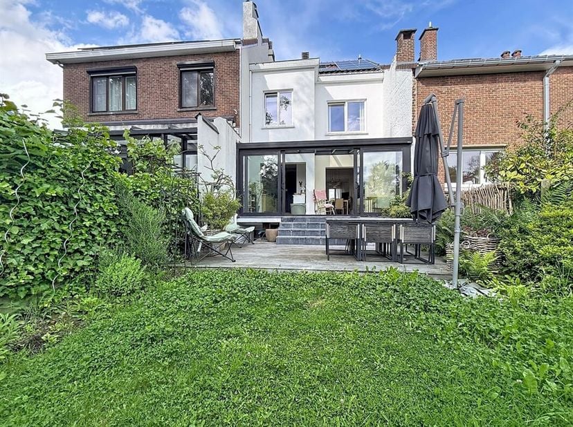 Dit gezellige, volledig gerenoveerde huis uit de jaren 50 ligt in de zeer gewilde wijk Blankedelle, aan de rand van het Zoniënwoud, en heeft een opper