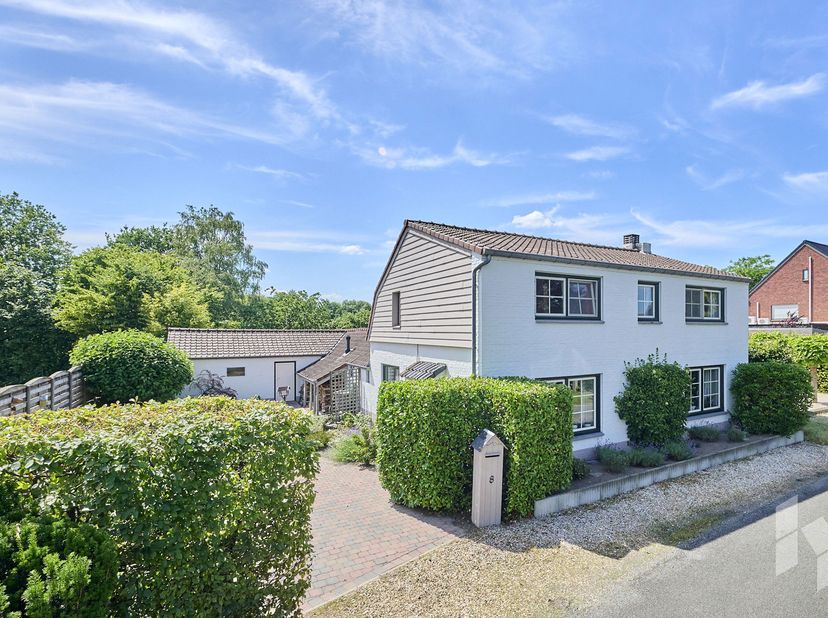 Op zoek naar een woning met charme, ruimte en eindeloze mogelijkheden op toplocatie? Dan zal deze karaktervolle woning uit het begin van de 20e eeuw u