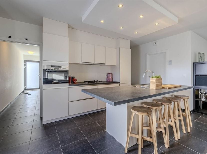 Ruim 3 slaapkamerappartement van 112m²<br />
Ligging:<br />
Het appartement geniet van een uitstekende ligging in het centrum van Veerle-Laakdal, op w