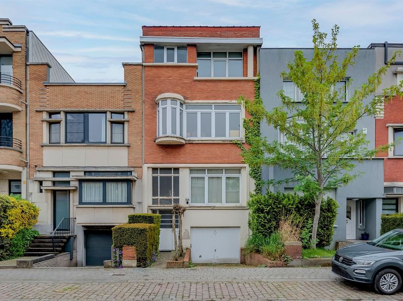 In de Sint-Lutgardisstraat, een rustige straat in een residentiële wijk in Merksem, vinden we deze ruime te renoveren woning te koop. <br />
<br />