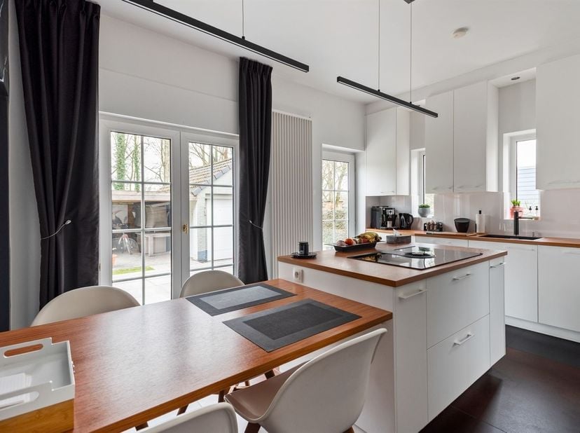 Charmante,  statige woning op 986 m² grond, gelegen in een zeer rustige straat nabij het centrum, scholen en openbaar vervoer. <br />
 <br />
De won
