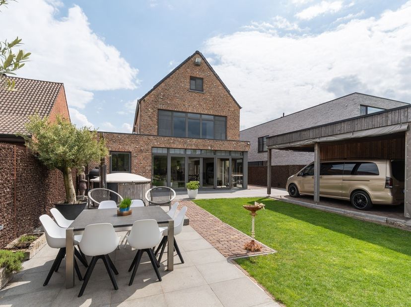 Instapklare woning 4 slpk op een perceel van 1.565 m² in Poederlee<br />
<br />
Deze instapklare en goed onderhouden woning ligt op een rustige loca