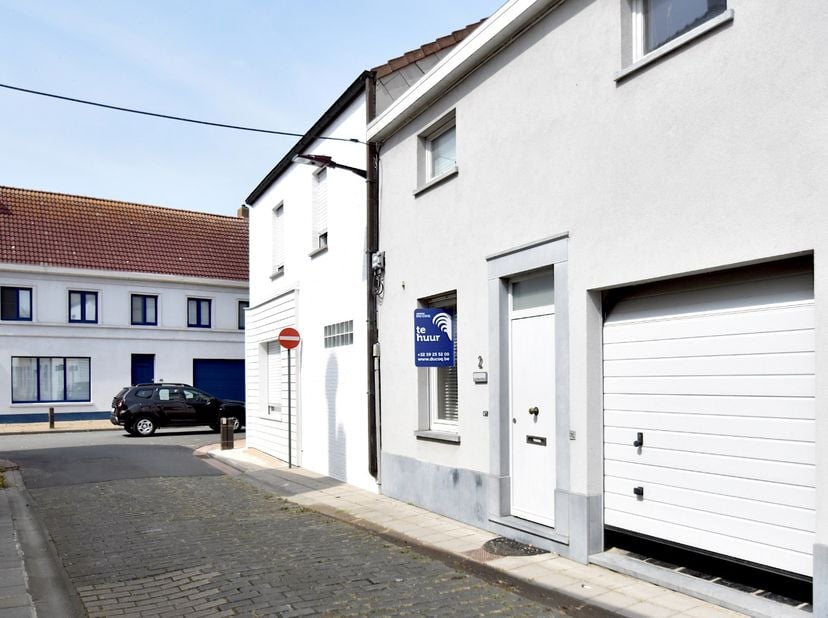 Deze niet gemeubileerde woning is gelegen in het rustige Klemskerke, op fietsafstand van het centrum en het strand van De Haan.<br />
Het gelijkvloers
