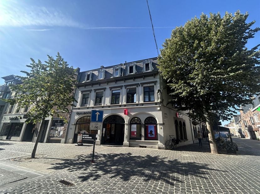 In het Belgisch Limburg namelijk ongeveer halverwege Hasselt en Maastricht kan je de Stad Bilzen vinden. Wij bieden u een gebouw gemengd gebruik geleg