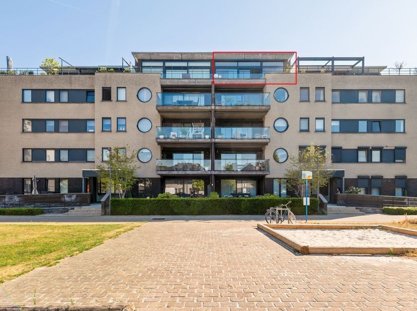 Exclusief appartement met 2 slaapkamers, 2 ruime terrassen en autostaanplaats<br />
<br />
Indeling:<br />
Vierde verdieping:<br />
Via de inkomha