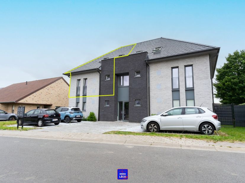 Au 1er étage de la résidence : Hall dentrée, WC, cellier, spacieux et lumineux espace de vie (salon, salle à manger), cuisine full équipée ouverte (ho