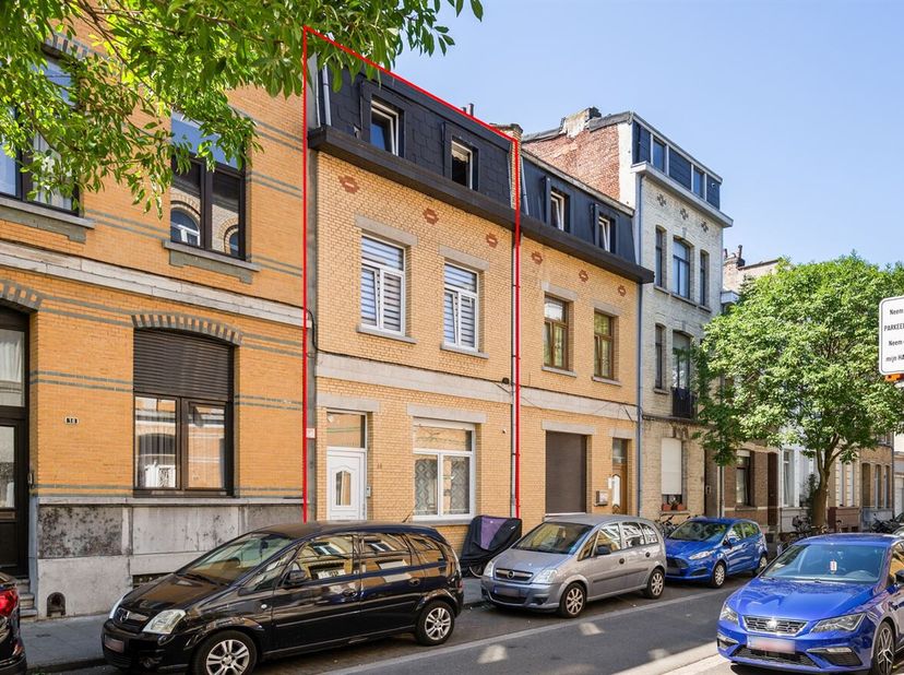 Spacieuse maison familiale de 5 chambres<br />
Vous recherchez une maison spacieuse que vous pourrez rénover entièrement selon vos goûts ? Cette grand