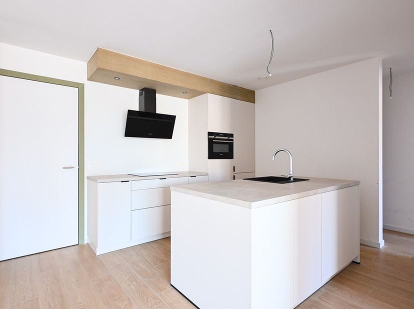 Dit moderne nieuwbouwappartement van 80,2 m², gelegen op de eerste verdieping, combineert ruimte, comfort en een hoogwaardige afwerking. Het apparteme