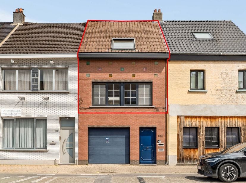 Dit duplex appartement werd volledig gerenoveerd in 2018 en is instapklaar. Op de eerste verdieping bevindt zich de leefruimte met keramische tegelvlo