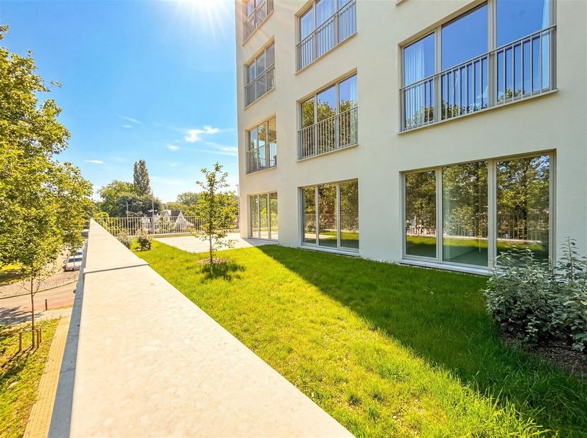 Ontdek dit uitzonderlijke appartement op de eerste verdieping, gelegen in de stijlvolle en groene woonwijk Flora. Dankzij de uitstekende ligging bevin