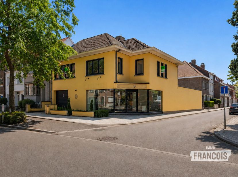 Langs één van de drukste invalswegen van Assebroek bevindt zich dit veelzijdige handelspand met ruim duplexappartement. Een eigendom die jarenlang com
