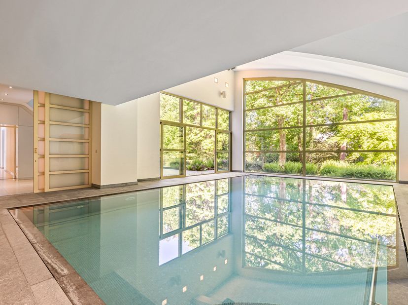 Villa onder moderne architectuur met binnenzwembad in de meest gegeerde villawijk van Schilde. In de directe omgeving zijn scholen en winkels. Bovendi