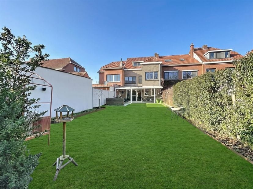 BEZOEKMOMENT Zaterdag 29/08: reservatie via sms: 0470/30.20.10<br />
Deze woning ligt op een toplocatie in hartje van Beveren-Waas, vlakbij winkels, r