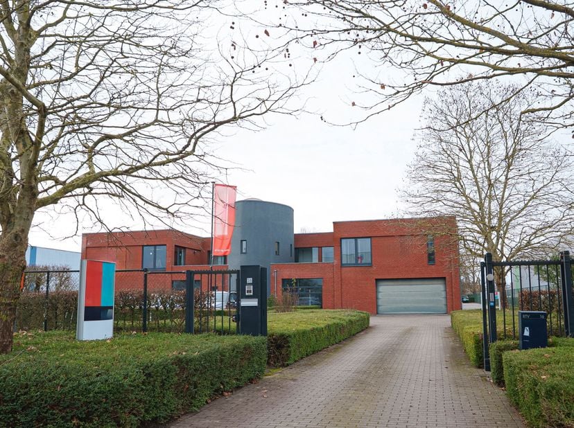 Het bedrijfsgebouw gelegen te Lossing 16 in Westerlo bevindt zich in de industriezone Heultje en is gesitueerd op een perceel van circa 8.900 m². De l