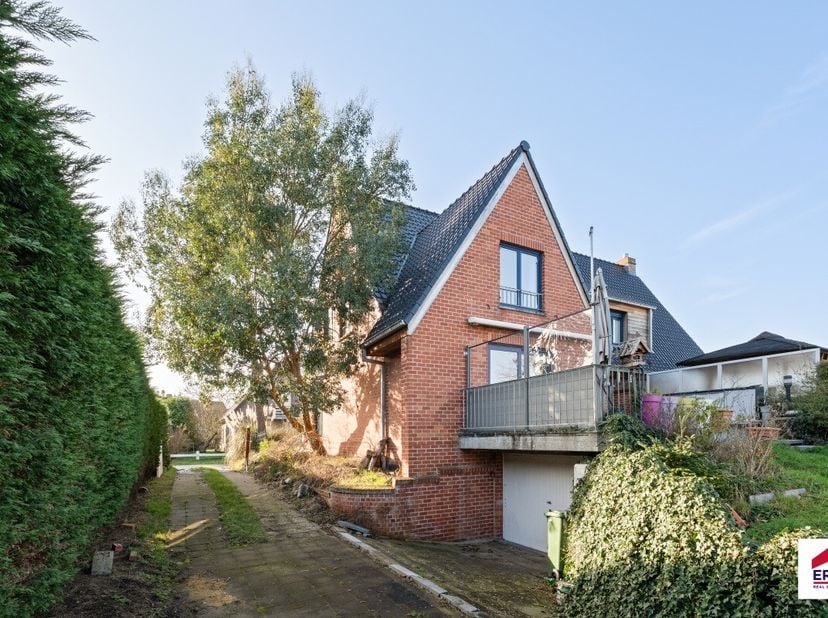 ruim halfopen huis in de villawijk van Koksijde, op een centrale en groene locatie nabij openbaar vervoer. Deze instapklare woning biedt maar liefst 5