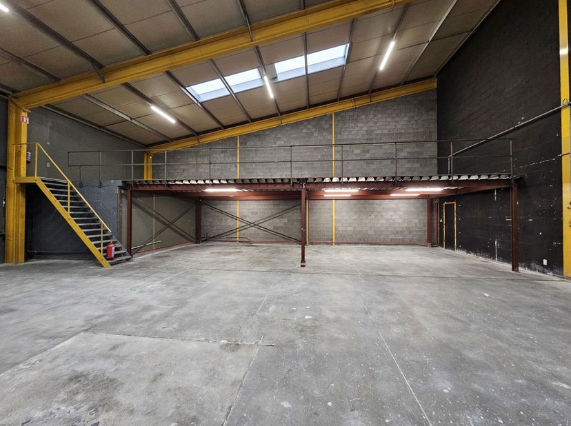 Magazijn te huur!<br />
De ligging van dit magazijn is ideaal, centraal in het bedrijvencentrum HOEK 76 te Boom, gelegen tegenover het Provinciaal Rec