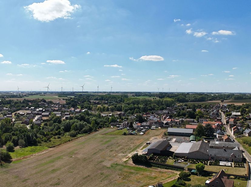 Magnifique ferme Hesbignonne en quadrilatère construite à la base dun noyau de la fin du XVIIe. Le bâtiment a été profondément revu en fonction de ses