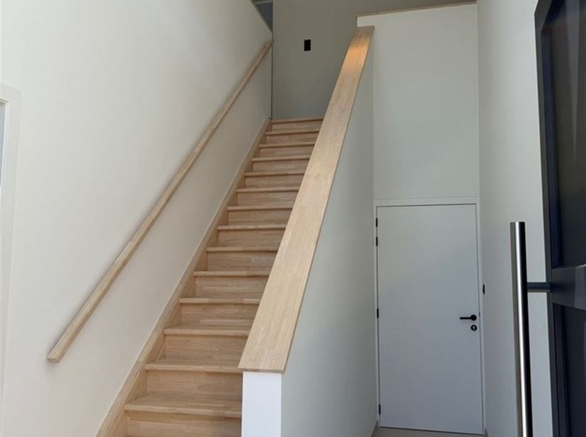 Stijlvolle polyvalente nieuwbouwwoning met unieke extra troef: mogelijkheid om een afzonderlijke wooneenheid bij te huren<br />
<br />
Bij interesse