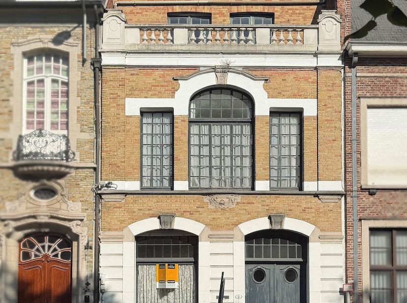 Sommige woningen koop je met het hoofd, deze met het hart. Achter deze markante eclectische gevel schuilt een uitzonderlijk burgerhuis vol authenticit