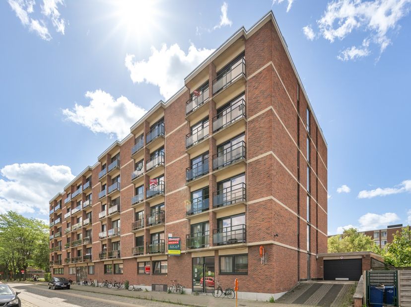 Deze lichtrijke studio is instapklaar en is centraal gelegen nabij verschillende faculteiten, openbaar vervoer, winkels, sportfaciliteiten, eet- en dr