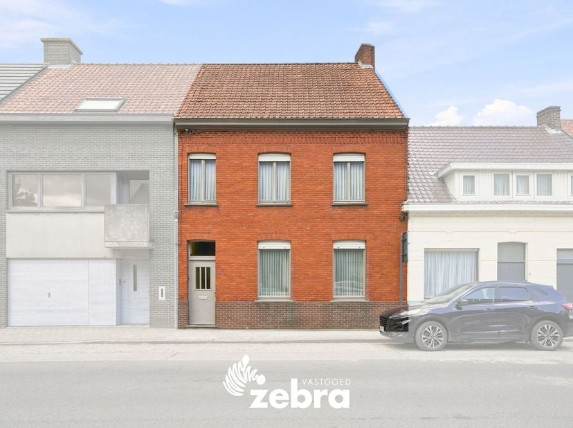 Deze te renoveren woning is gelegen op een aangename en centrale locatie in Tielt, met tal van voorzieningen in de nabije omgeving.<br />
Winkels, sch