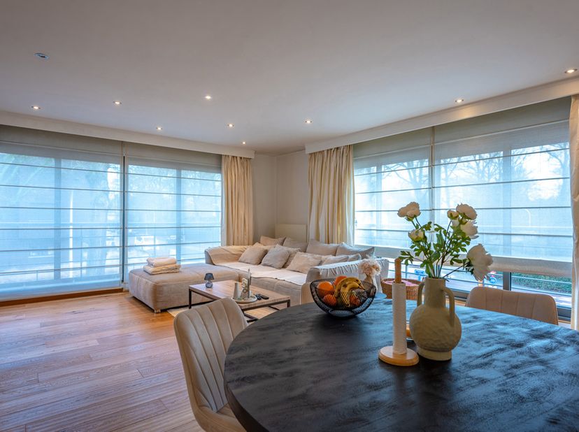 Verzorgd hoekappartement op een uitstekende locatie, met veel natuurlijk licht.<br />
De ruime leefruimte sluit aan op een volledig uitgeruste open ke