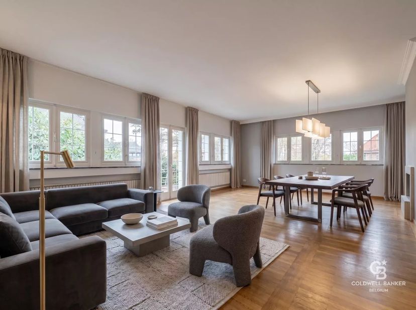 Prachtig huis gebouwd door architect Maurice Houyoux. Dit huis is als volgt samengesteld:<br />
Begane grond: Inkomhal, gastentoilet, bureau (13,1m²),