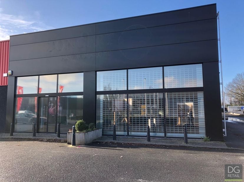 Situé dans une zone commerciale périphérique très fréquentée à Kuurne (Ter Ferrants 7), ce local commercial comprend +- 500 m² au rez-de-chaussée et +