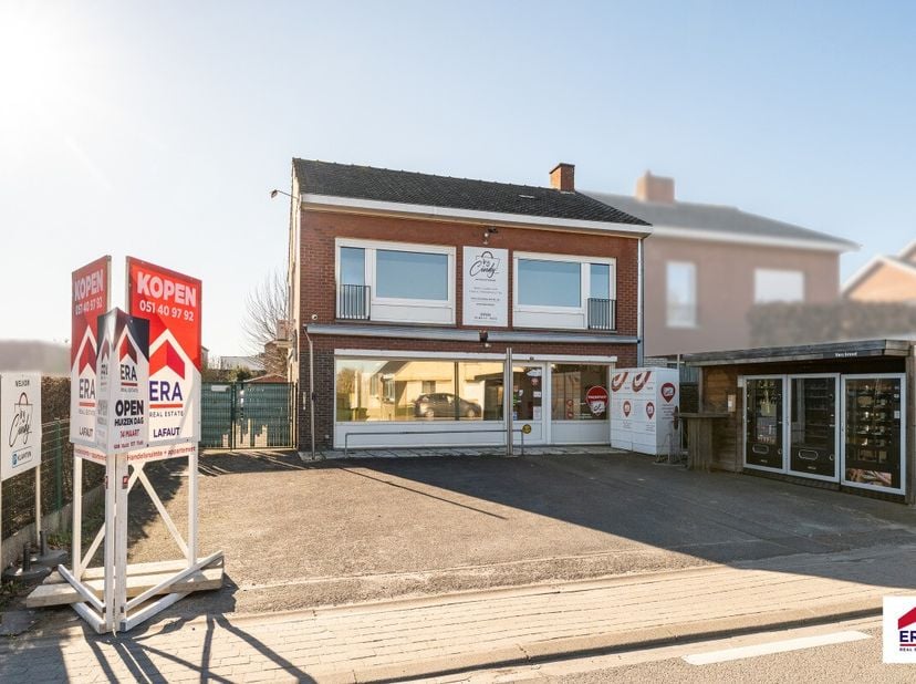 Te koop: Handelspand met woning in Tielt, op een commerciële locatie met parkeergelegenheid.Dit handelspand met appartement biedt zeer veel mogelijkhe